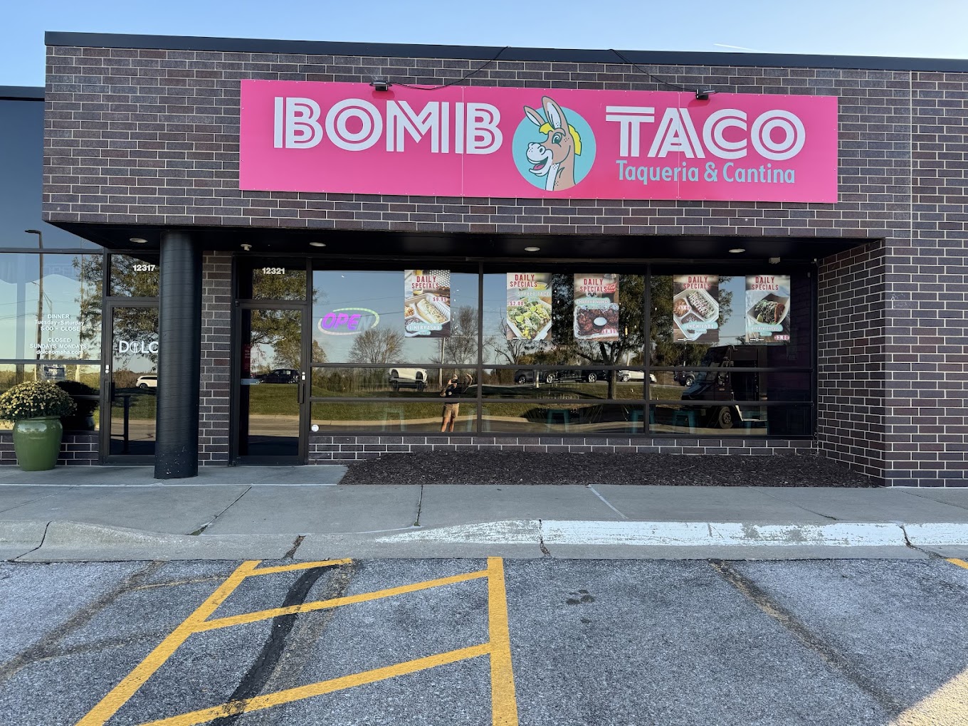Bomb Taco West Maple restaurant